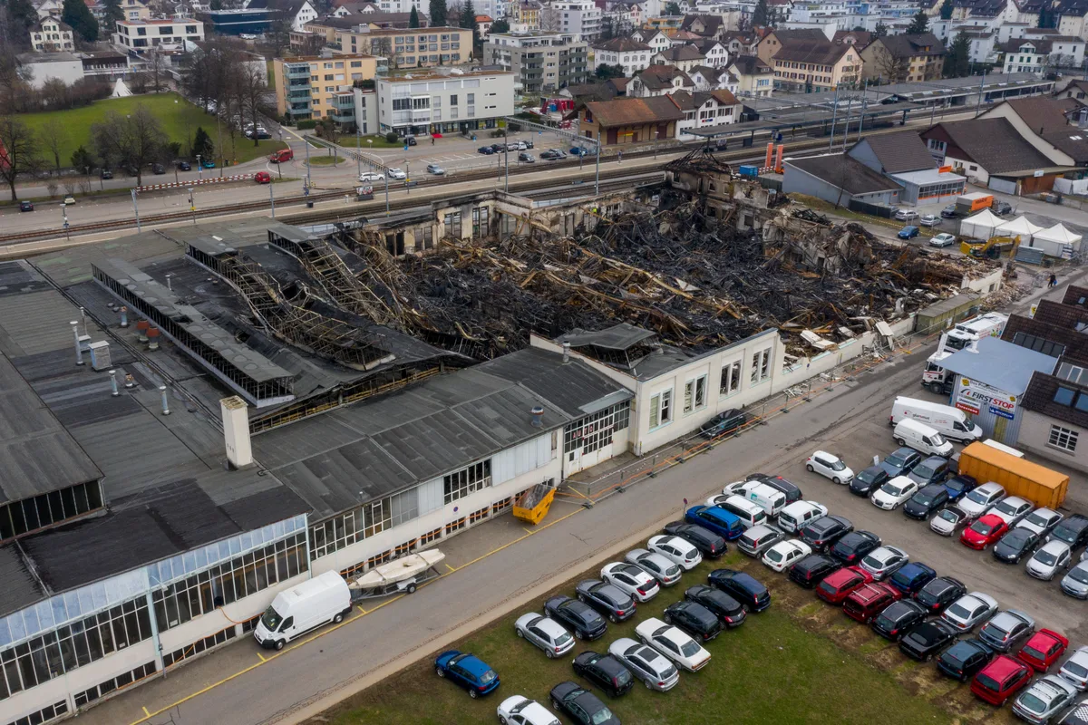 Luftaufnahmen zeigen die grosse Zerstörung. Brandruine der Bührer Traktorenfabrik.